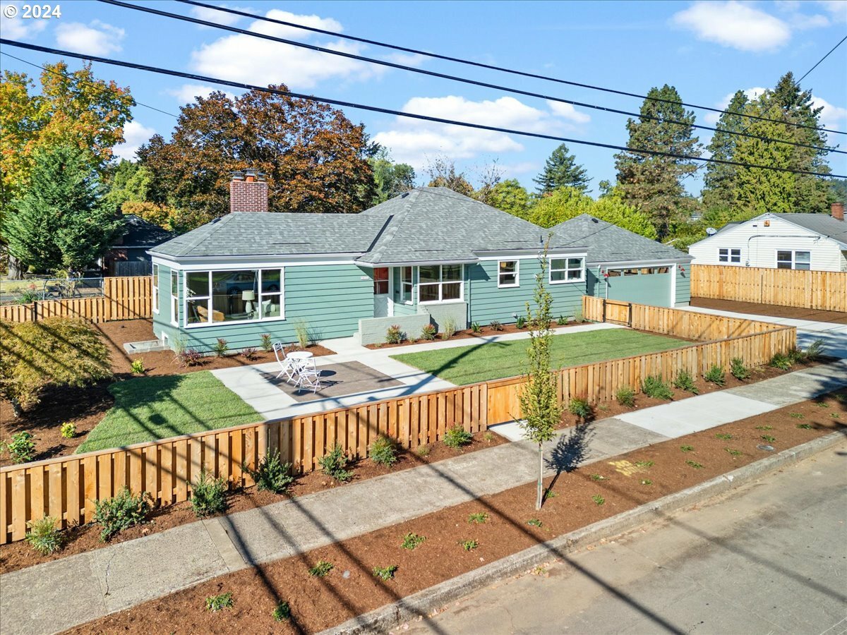 Property Photo:  3923 SE 76th Ave A  OR 97206 