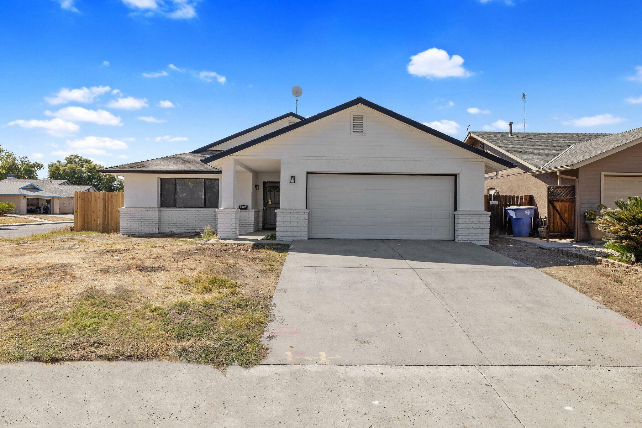 Property Photo:  320 Longhollow Way  CA 93210 