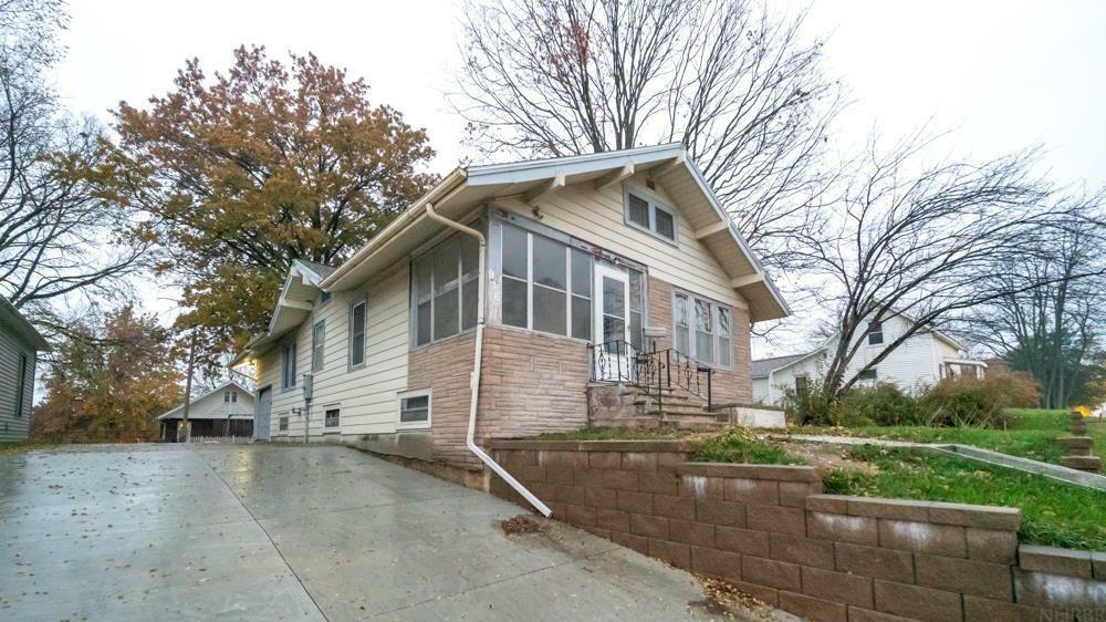 Property Photo:  916 W 1st Street  IA 50613 