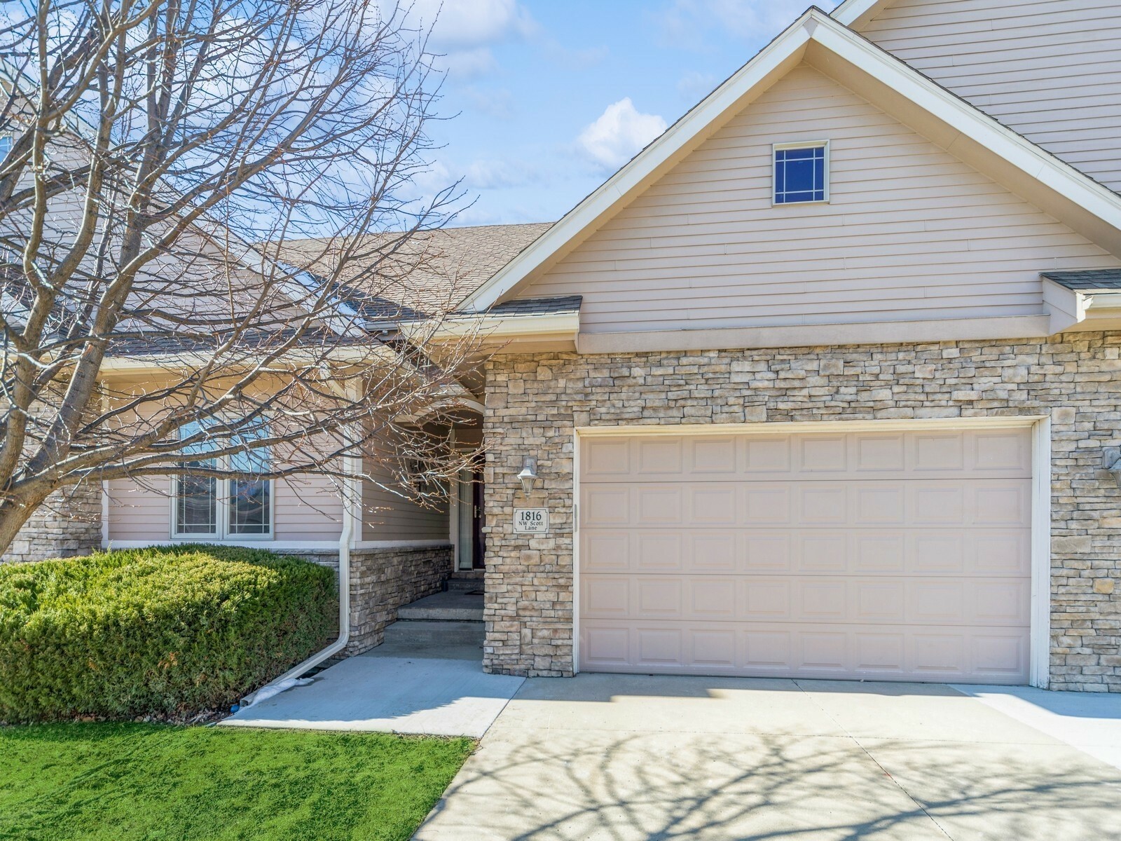 Property Photo: 1816 NW Scott Lane IA 50023