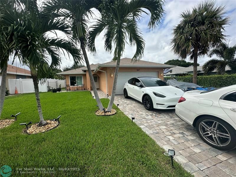 Property Photo: 547 NE 1st Ave FL 33441