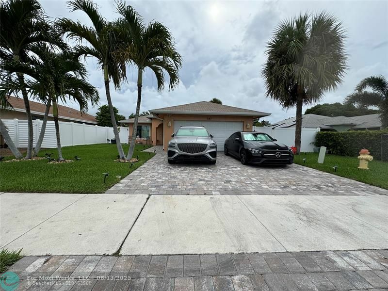 Property Photo: 547 NE 1st Ave FL 33441