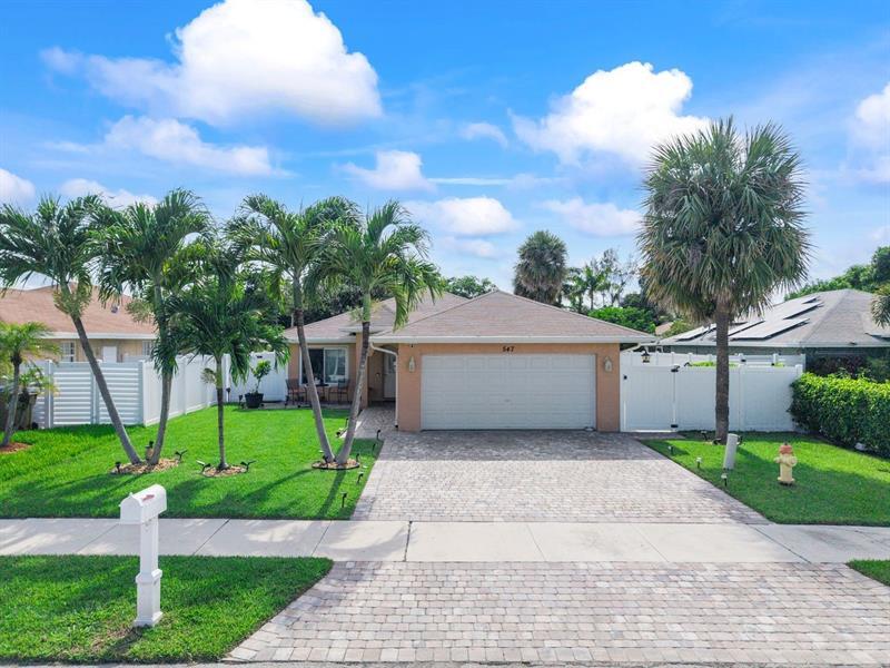 Property Photo: 547 NE 1st Ave FL 33441