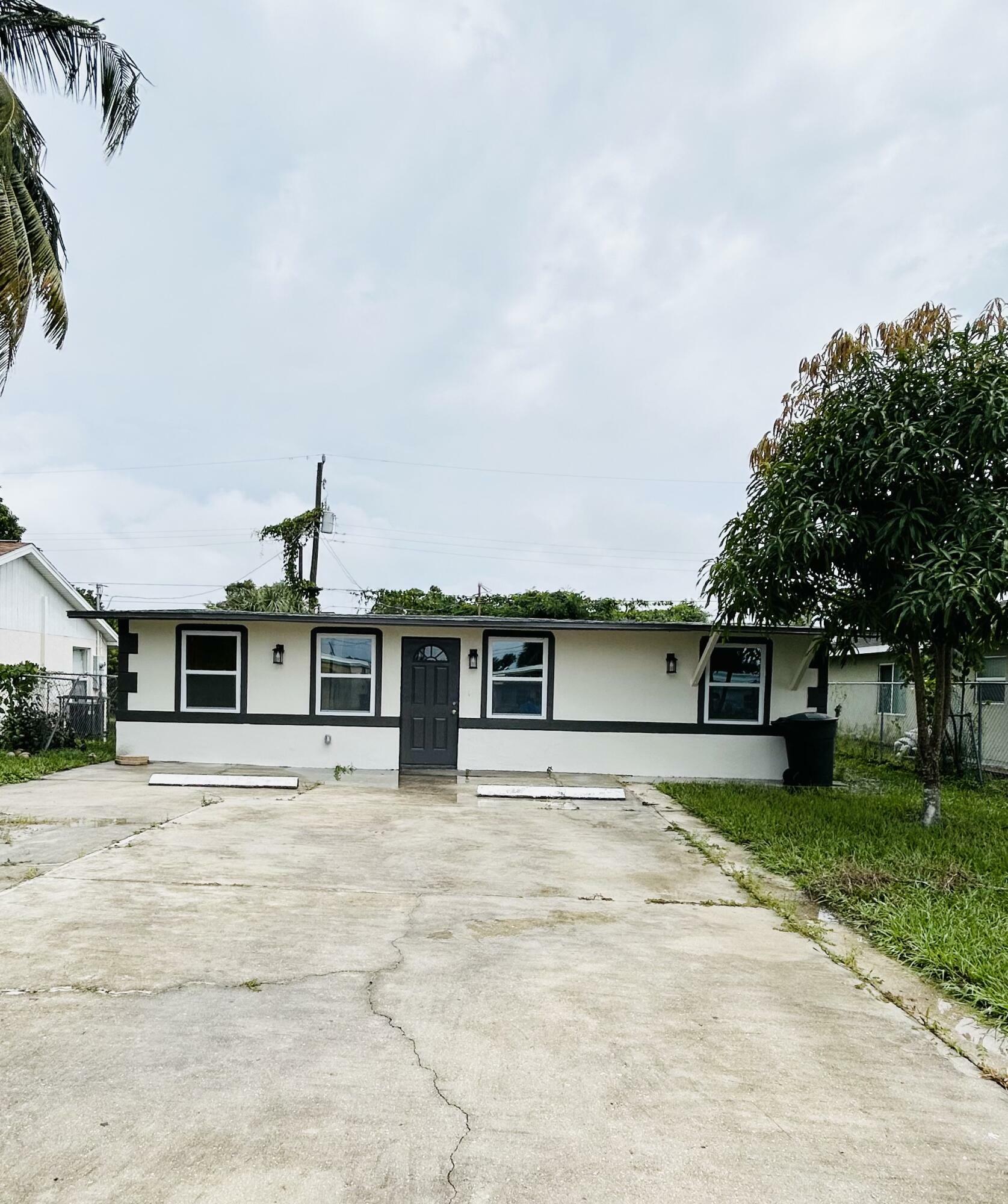 Property Photo:  2125 Davis Court  FL 33916 