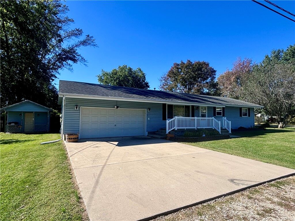 Property Photo:  400 S 8th Street  IL 62411 