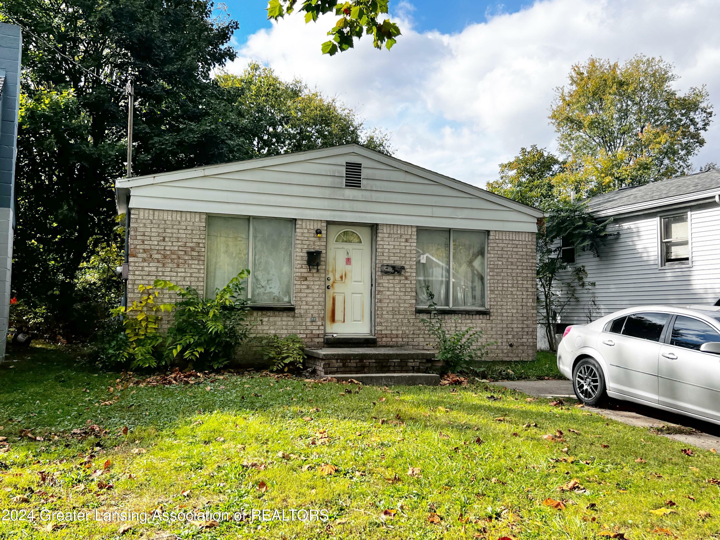 Property Photo:  634 S Foster Avenue  MI 48912 