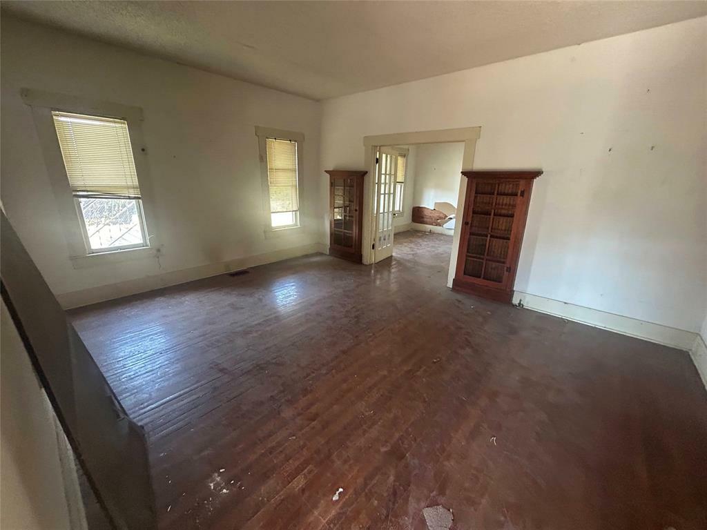 Property Photo:  202 E Pine Street  TX 78155 