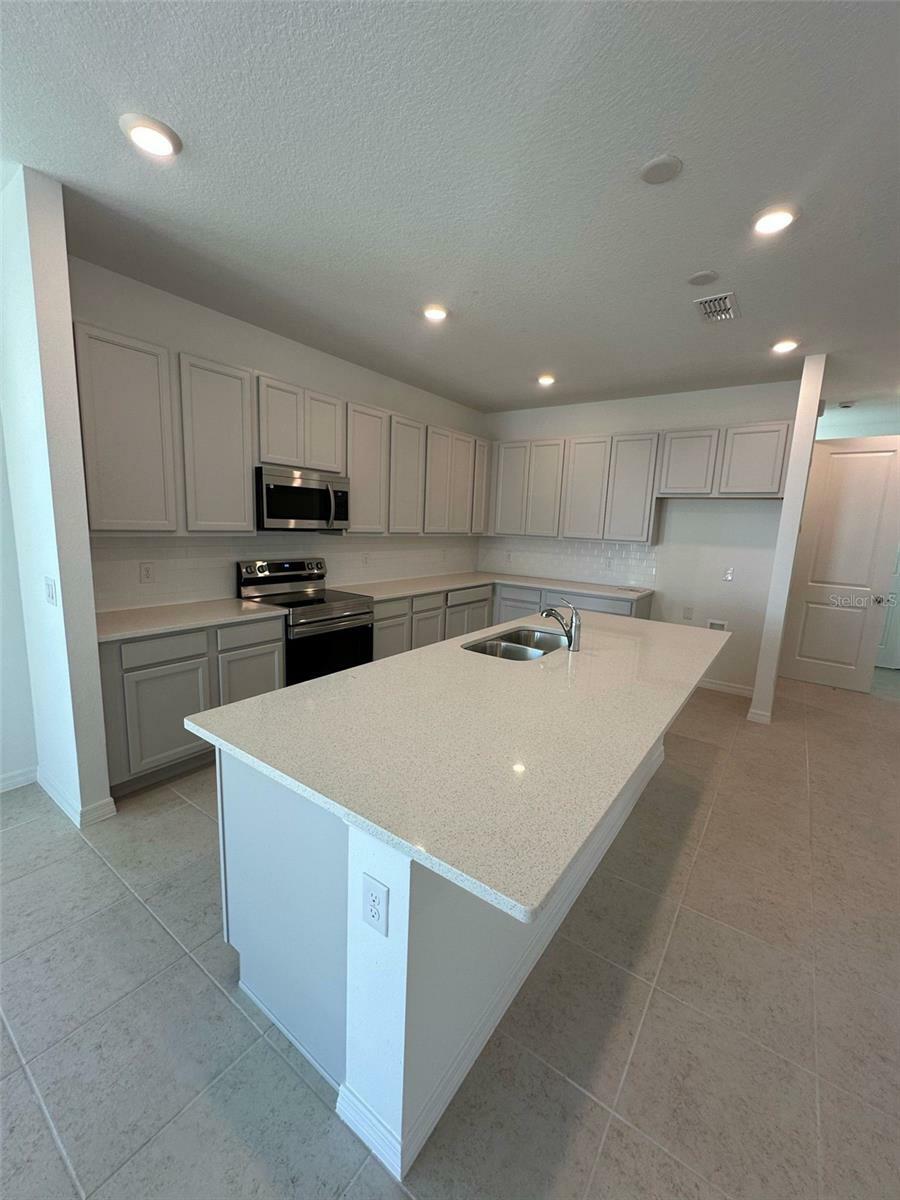 Property Photo:  17820 Sharp Pummelo Alley  FL 34787 