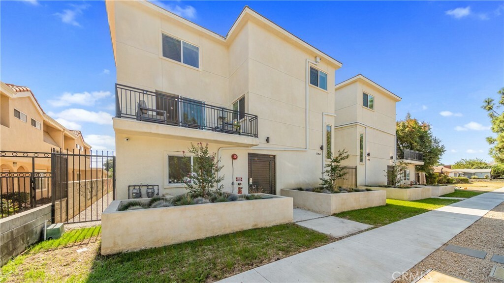 Property Photo:  17158 Chatsworth Street 4  CA 91344 