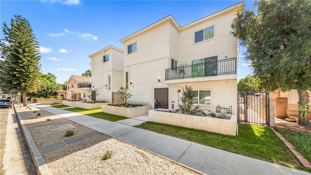 Property Photo:  17154 Chatsworth Street 3  CA 91344 