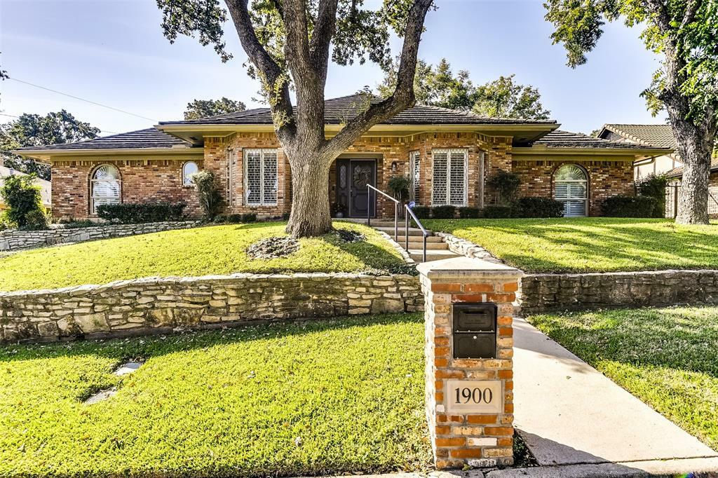 Property Photo: 1900 Briarcrest Lane TX 76012