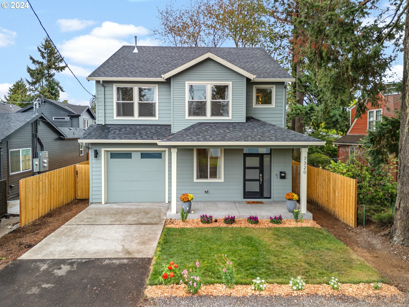 Property Photo:  7320 SE 69th Ave  OR 97206 