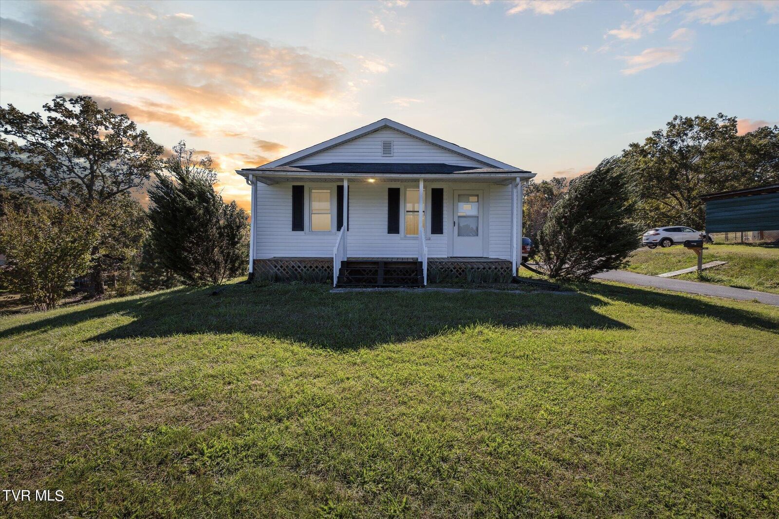 Property Photo:  725 Woodlawn Road  TN 37660 