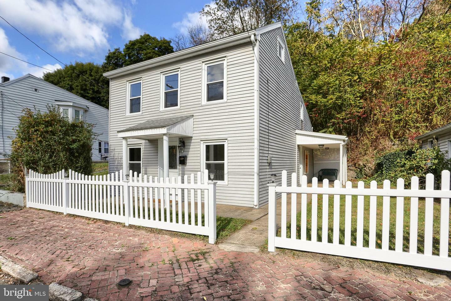 Property Photo:  210 W Railroad Street  PA 17901 