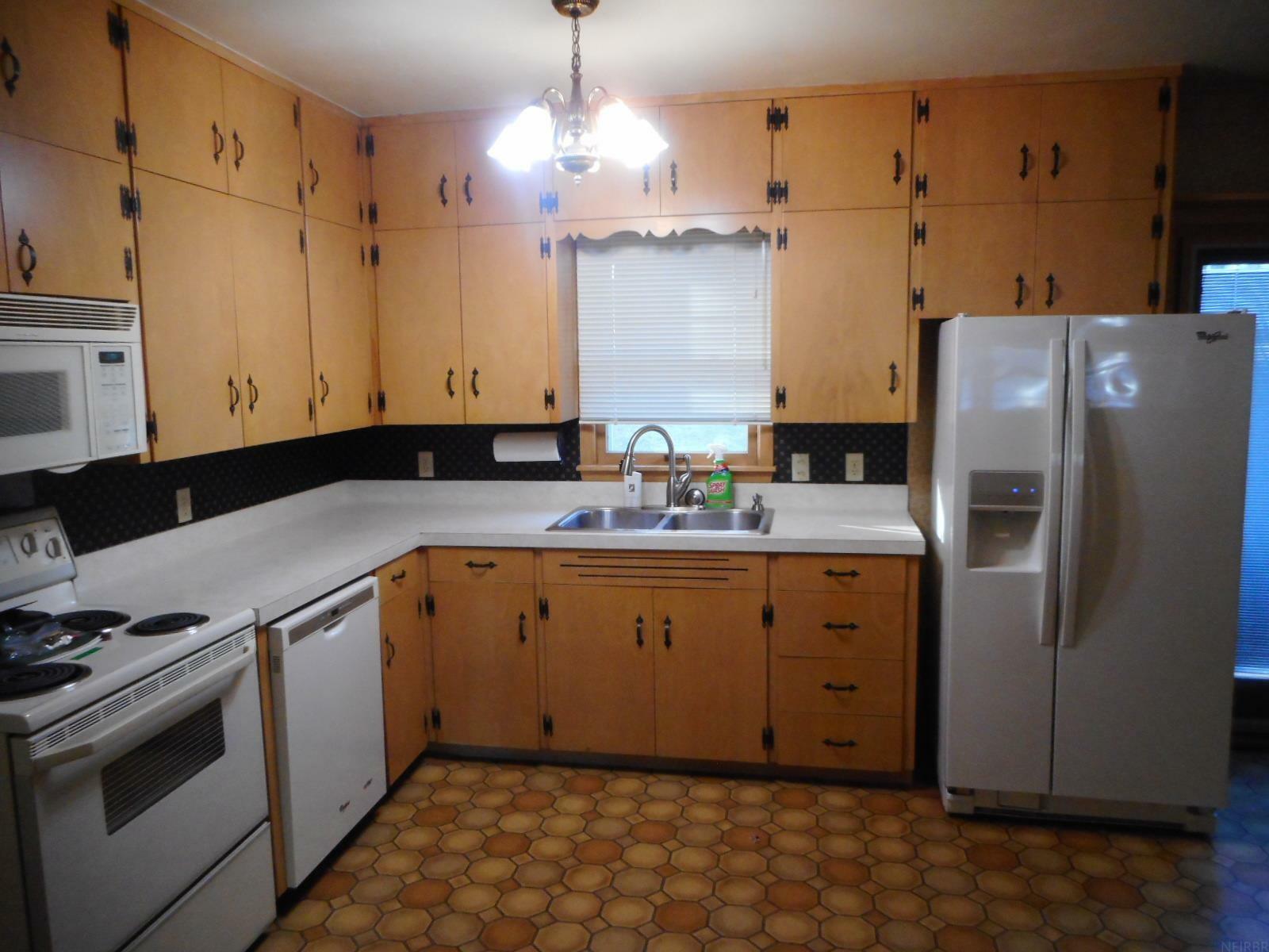 Property Photo:  916 W 11 Street  IA 50613 