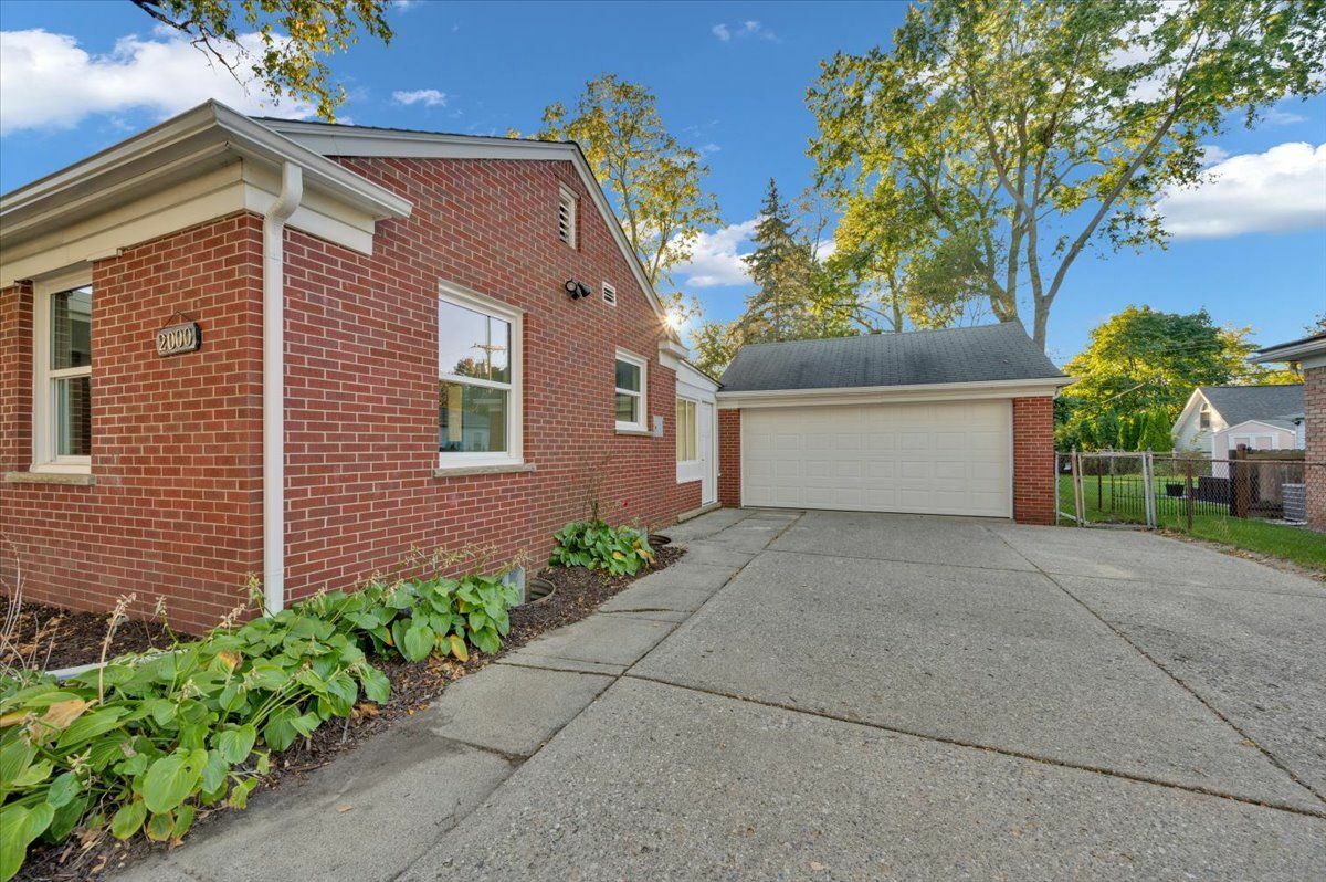 Property Photo:  2000 Woodland Avenue  MI 48320 1568 