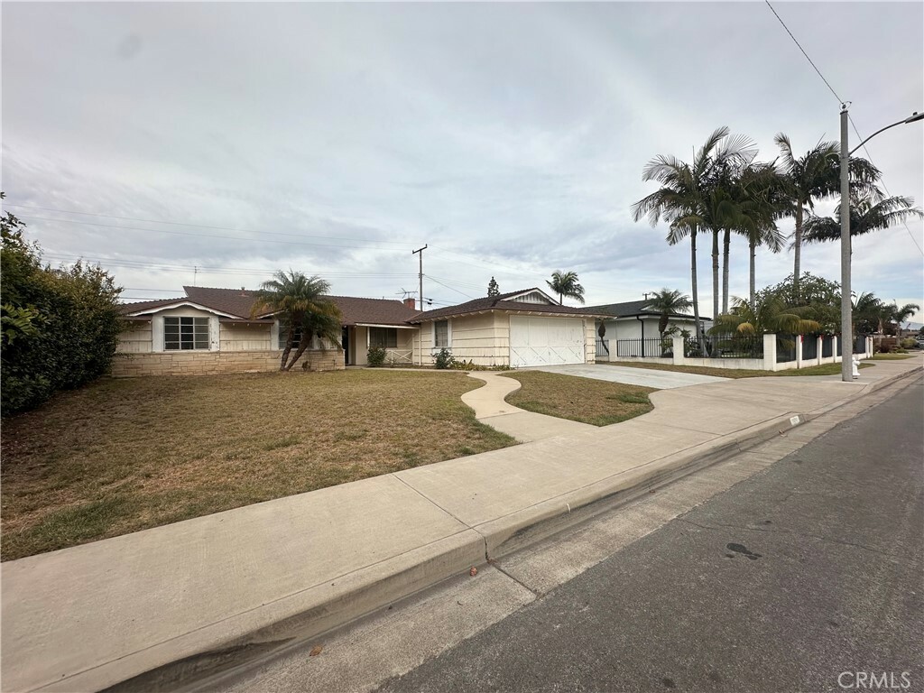 Property Photo:  1608 Elm Avenue  CA 92626 