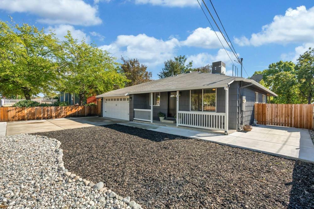 Property Photo:  404 Livoti Avenue  CA 95661 