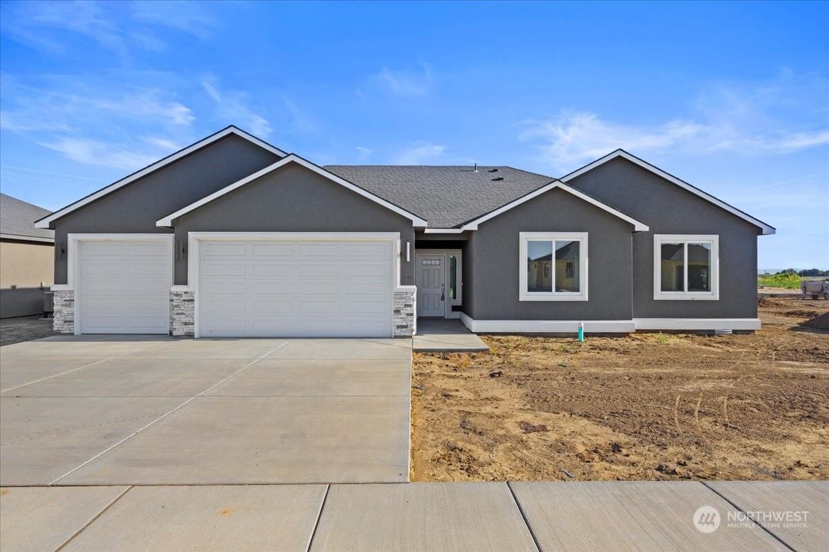 Property Photo:  1217 E Cascade Street  WA 99344 