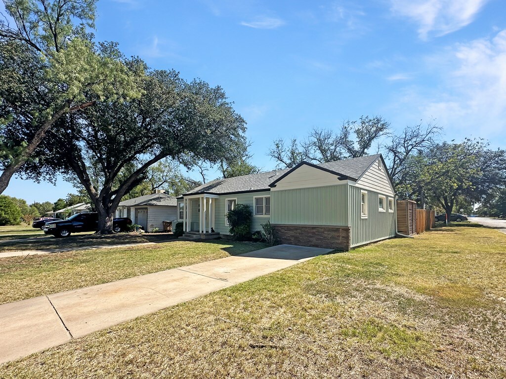 Property Photo:  2319 W Concho Ave  TX 76901 