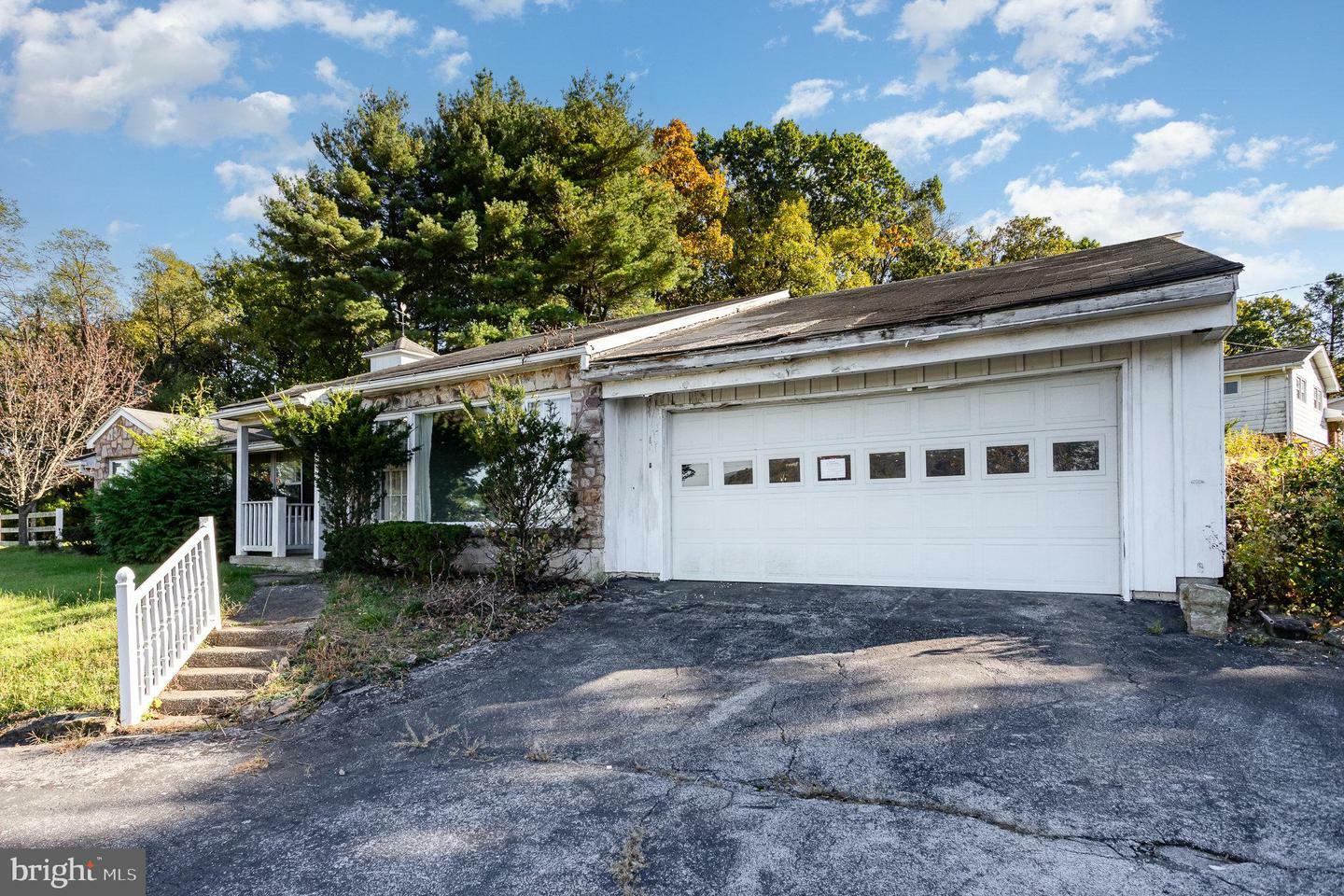 Property Photo:  6 Crescent Drive  PA 17070 