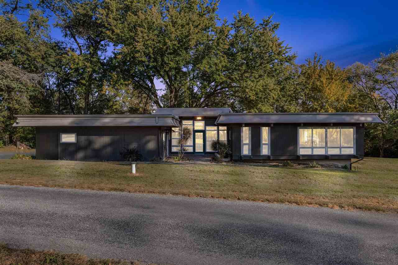 Property Photo:  1980 Valley View Dr NE  IA 52317 