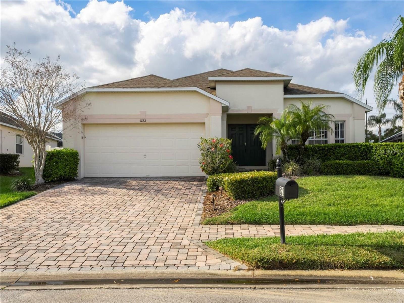 Property Photo: 523 Balmoral Dr FL 33896