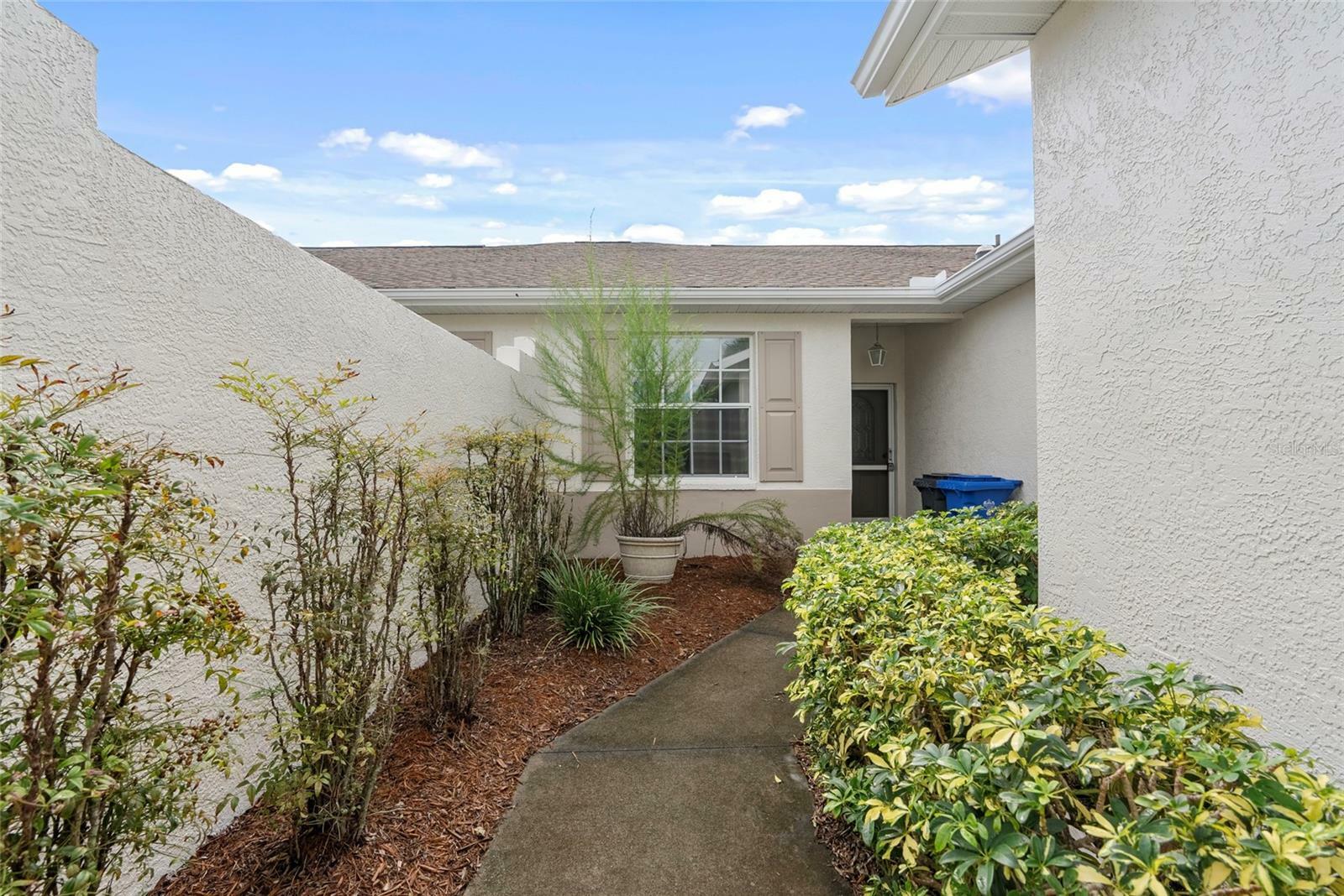 Property Photo: 819 Tremont Greens Lane FL 33573
