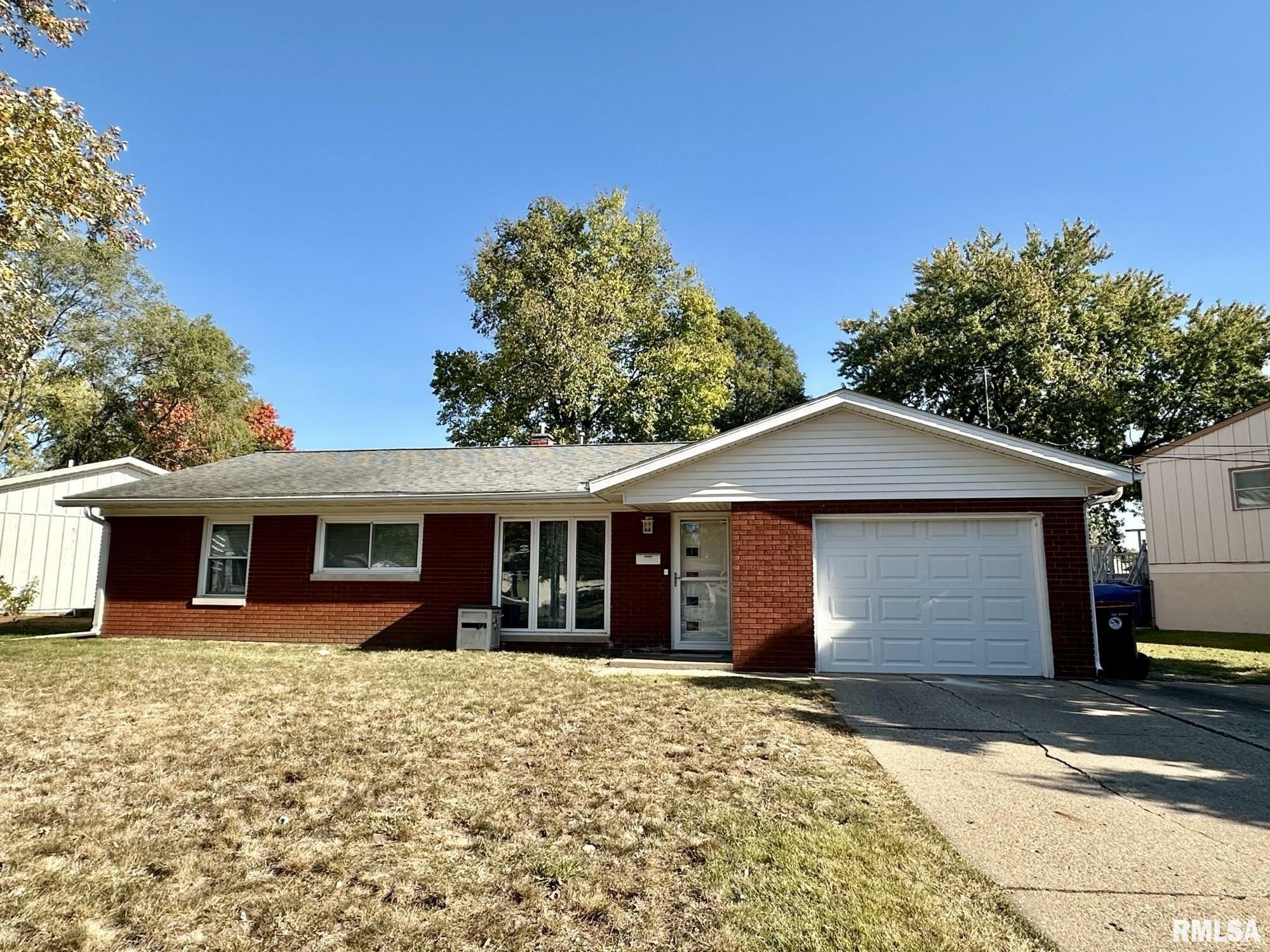 Property Photo:  1609 Memorial Drive  IL 61554 