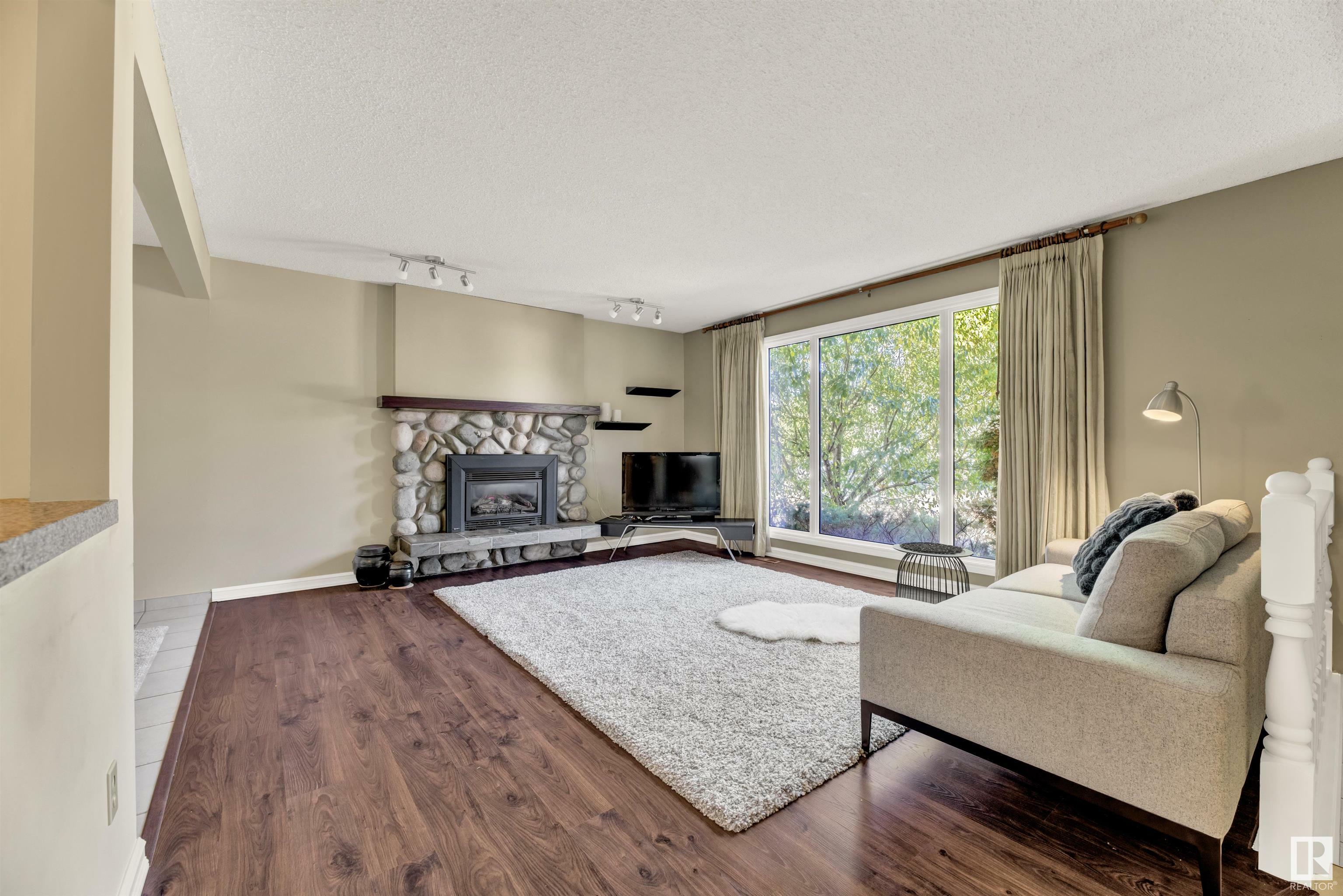 Photo de la propriété:  11111 22A Avenue NW  AB T6J 4V7 