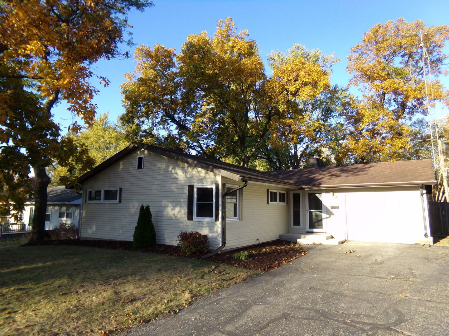 Property Photo:  326 Delcy Drive  IL 60115 