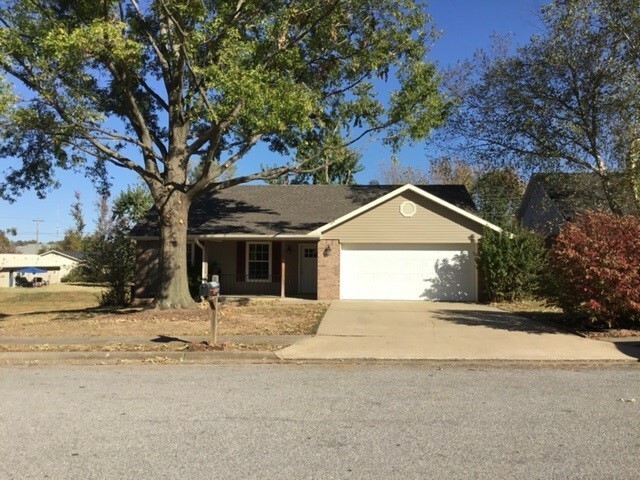 Property Photo:  1605 S 20th Street  AR 72758 