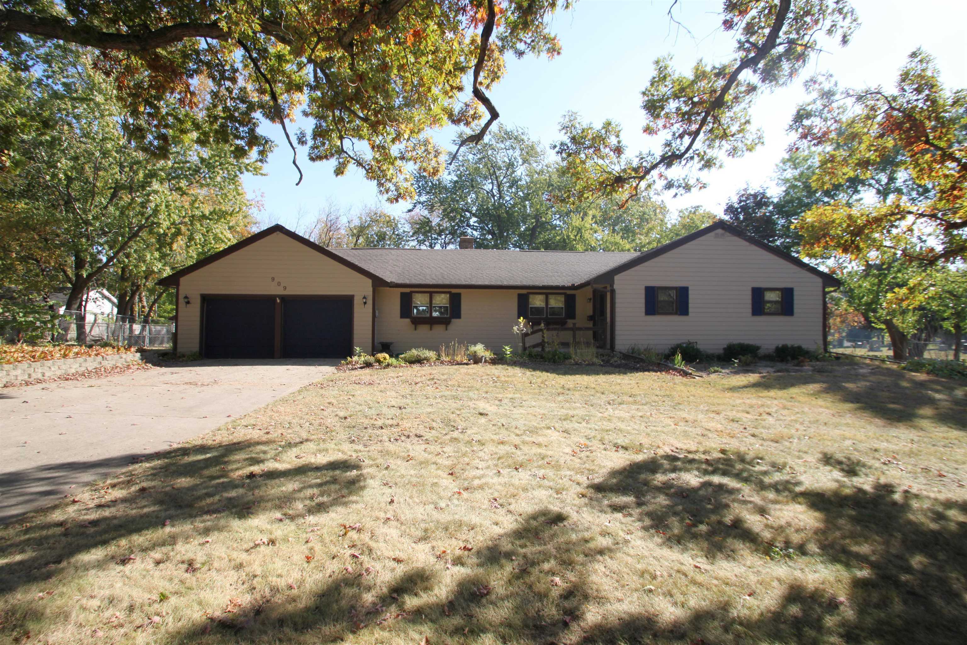 Property Photo:  909 N Prospect  IL 61107 