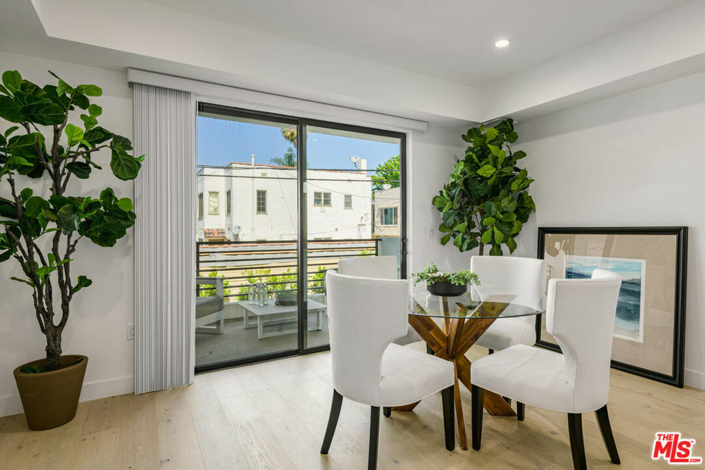 Property Photo:  1123 S Shenandoah Street 203  CA 90035 