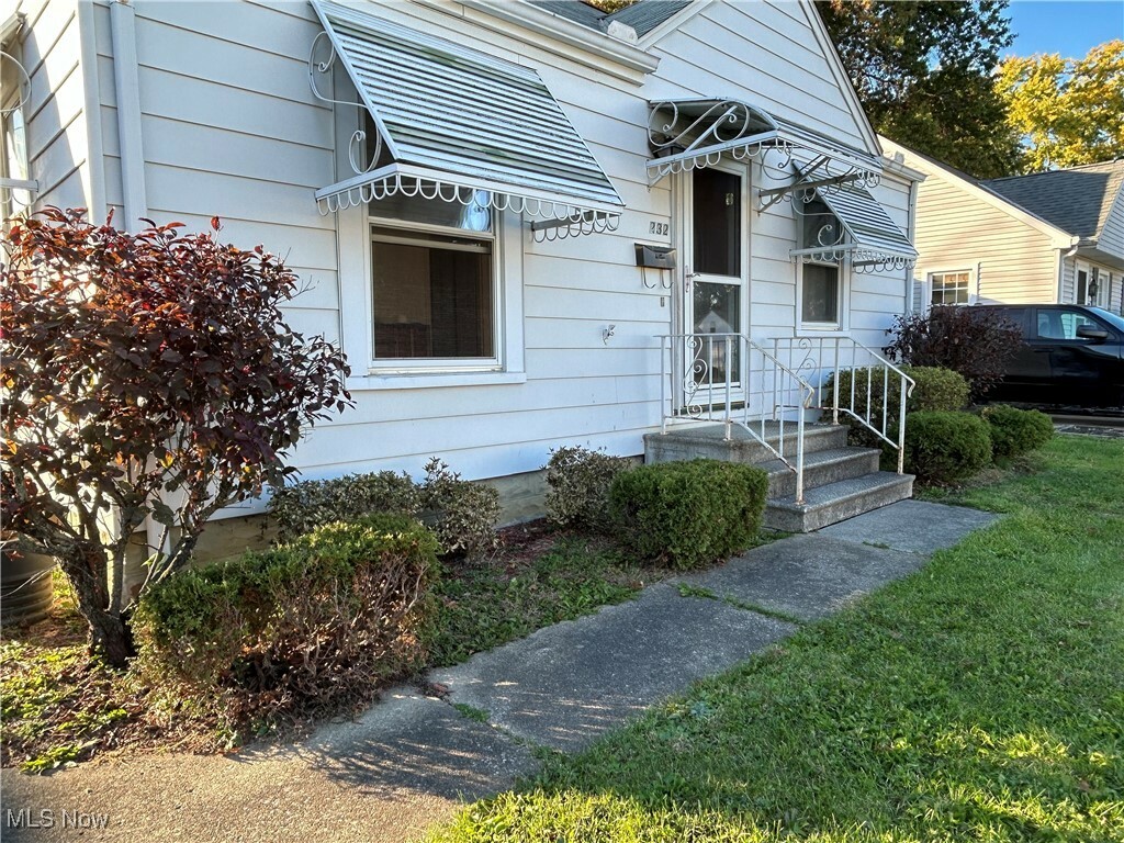 Property Photo:  232 Hawthorne Street  OH 44035 