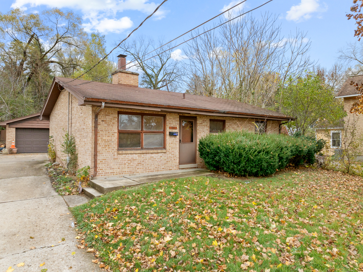 Property Photo:  211 S Van Buren Street  IL 60118 