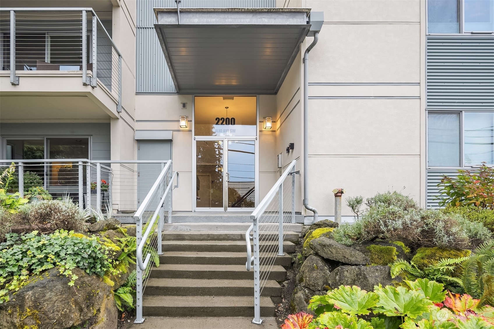 Property Photo:  2200 Alki Avenue SW 304  WA 98116 