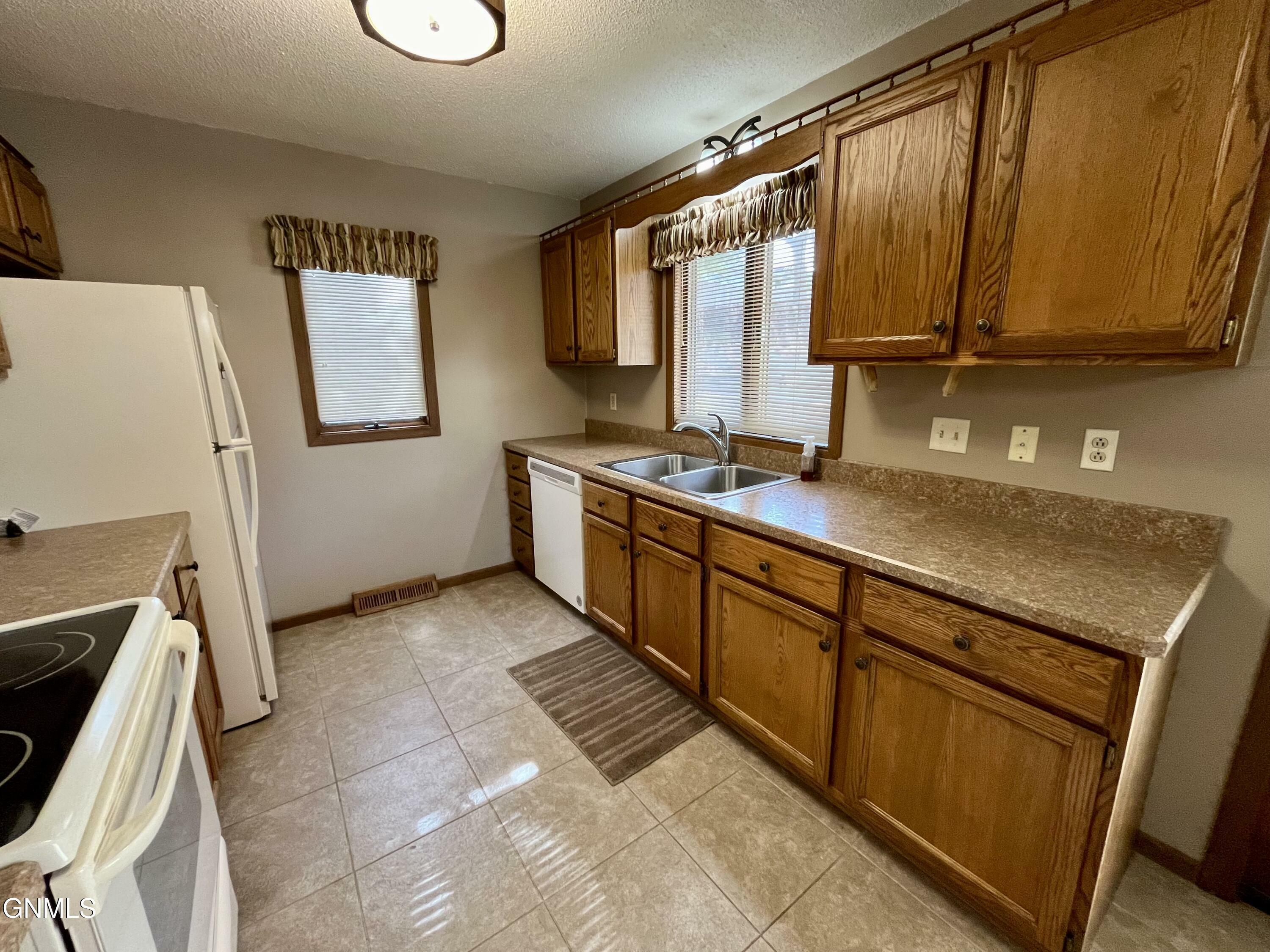 Property Photo:  1409 15th Street SE  ND 58554 