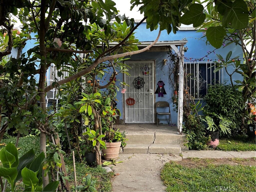 Property Photo:  921 E Pine Street  CA 90221 