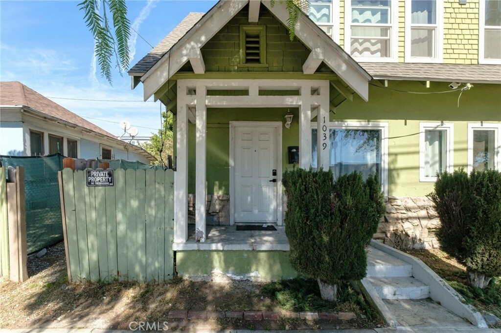 Property Photo:  1039 E 10th Street  CA 90813 