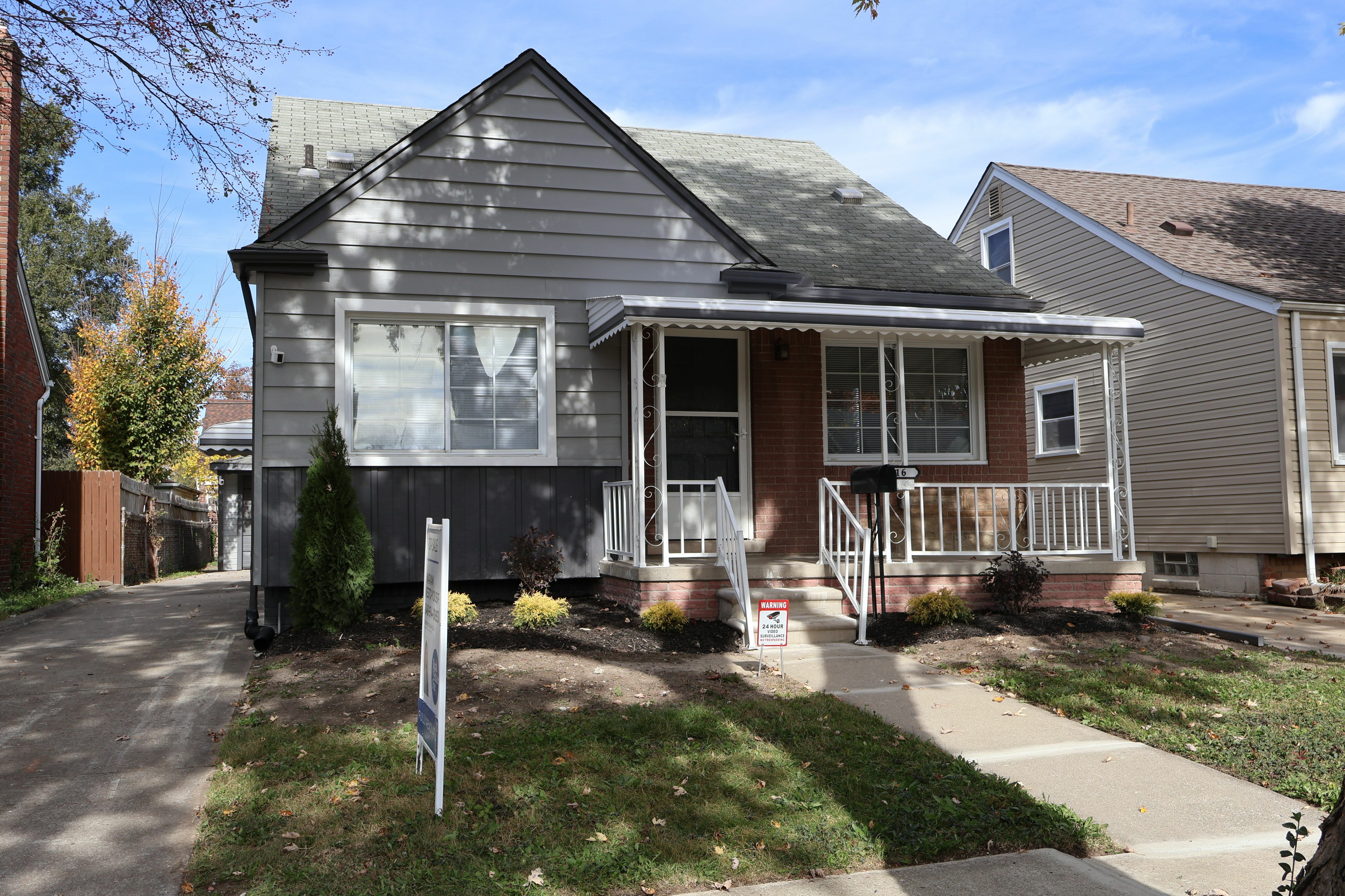 Property Photo:  916 Stewart Avenue  MI 48146 3620 