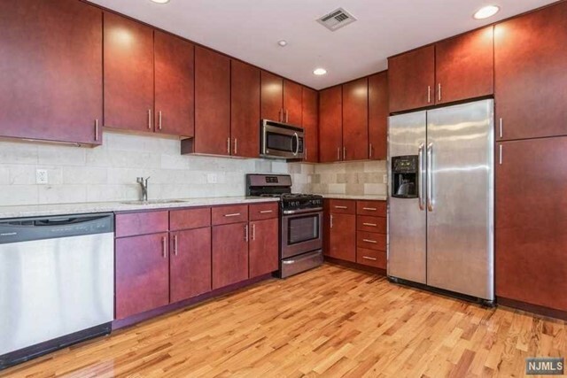 Property Photo:  17 Meadow Road 204  NJ 07070 