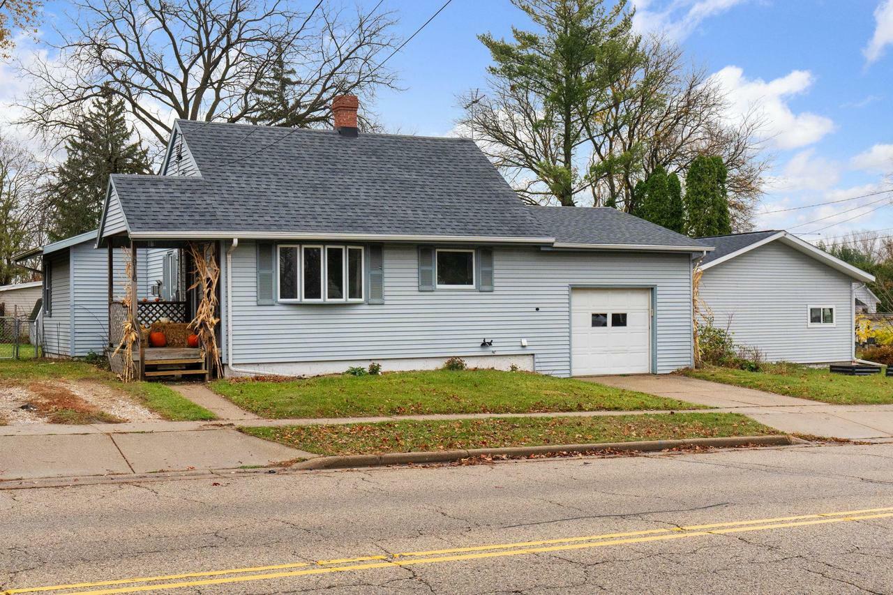 Property Photo:  916 West Fulton Street  WI 53534 