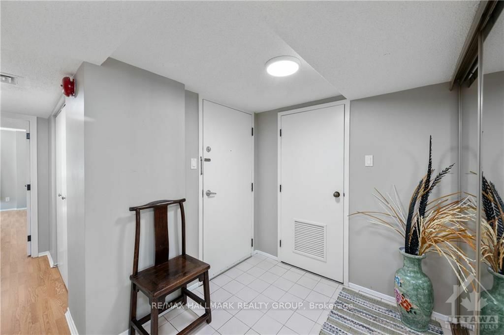 Property Photo:  18 Nepean St 1003  ON K2P 2L2 