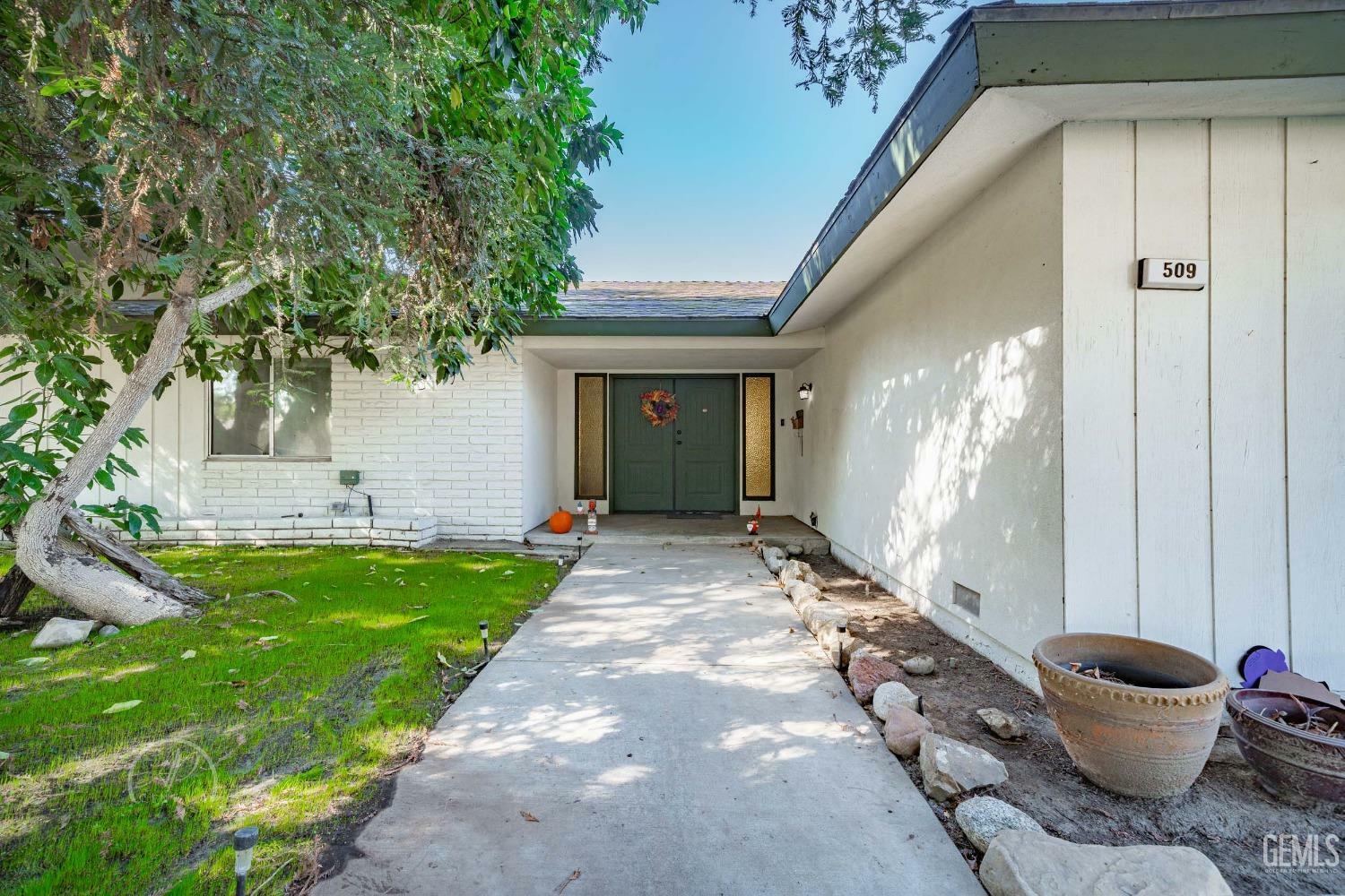 Property Photo:  509 Hewlett Street  CA 93309 