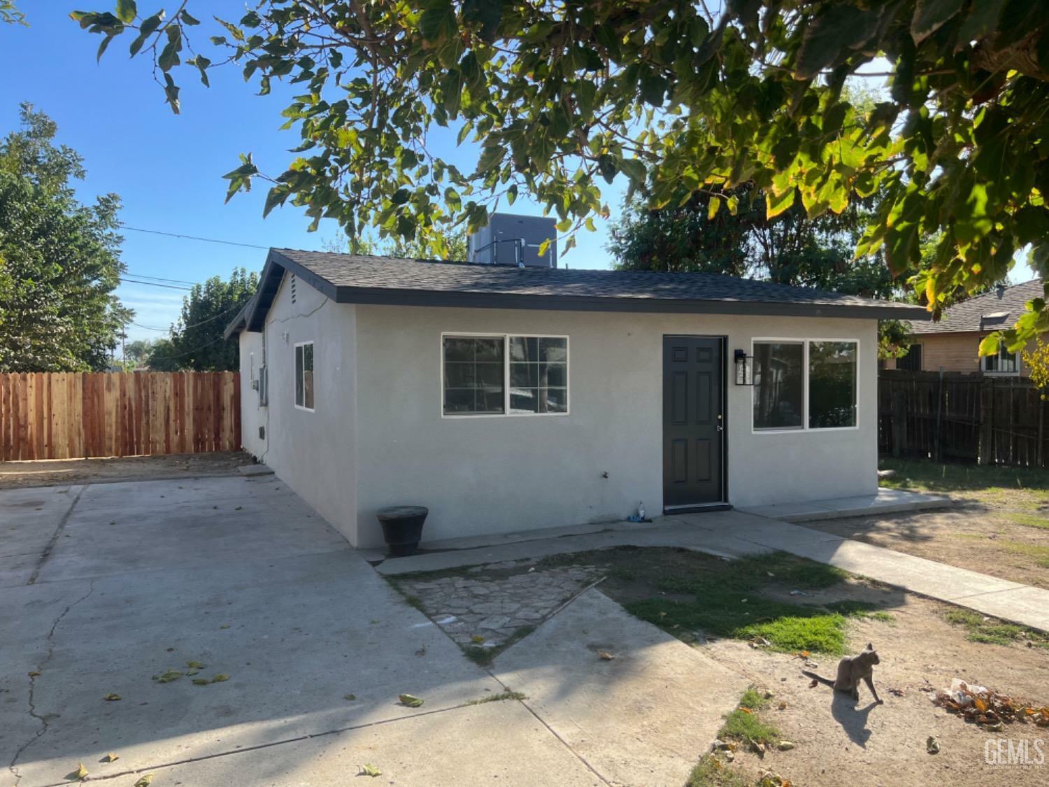 Property Photo:  810 Watts Drive  CA 93307 