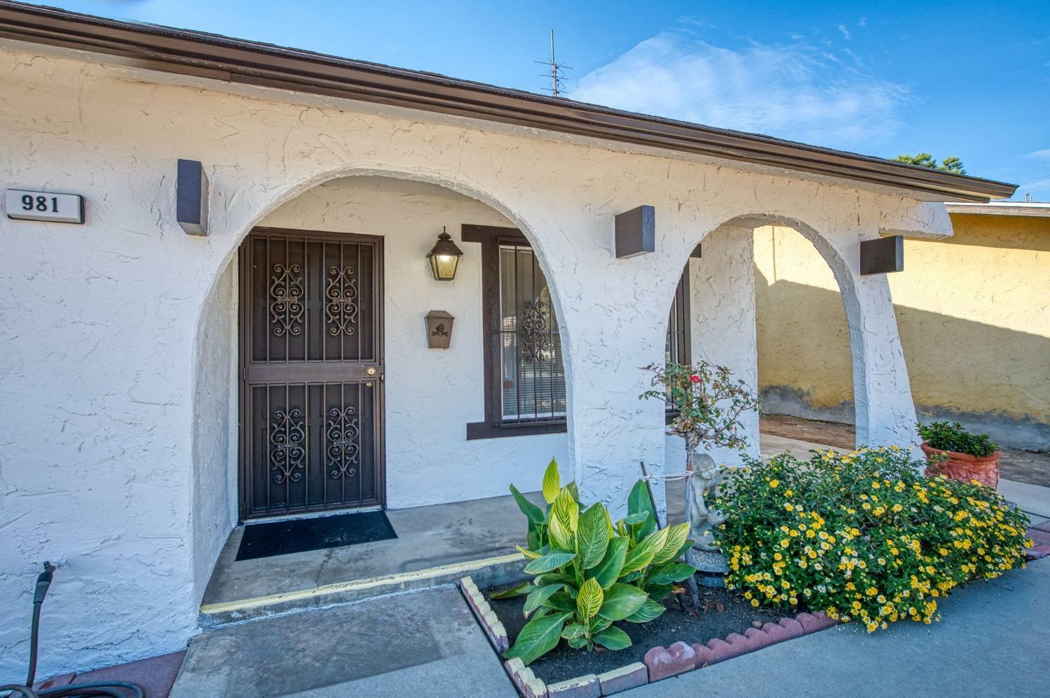 Property Photo:  981 N Thorne Avenue  CA 93728 