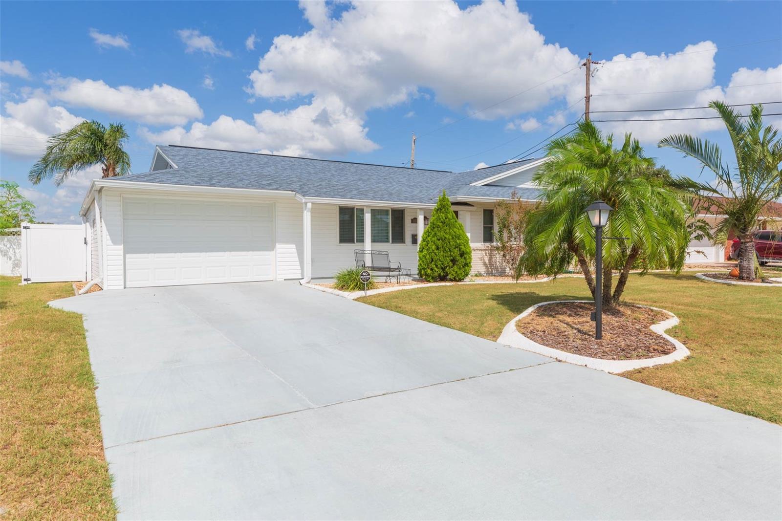 Property Photo:  907 La Jolla Avenue  FL 33573 