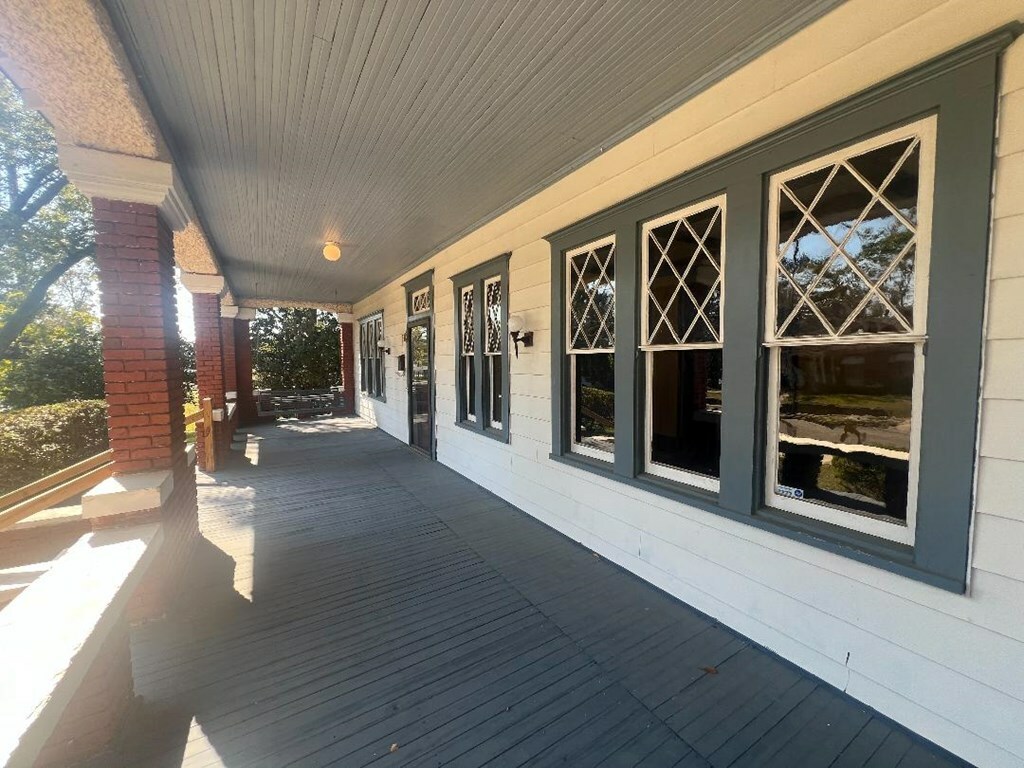 Property Photo:  109 N Bell St  AL 36303 