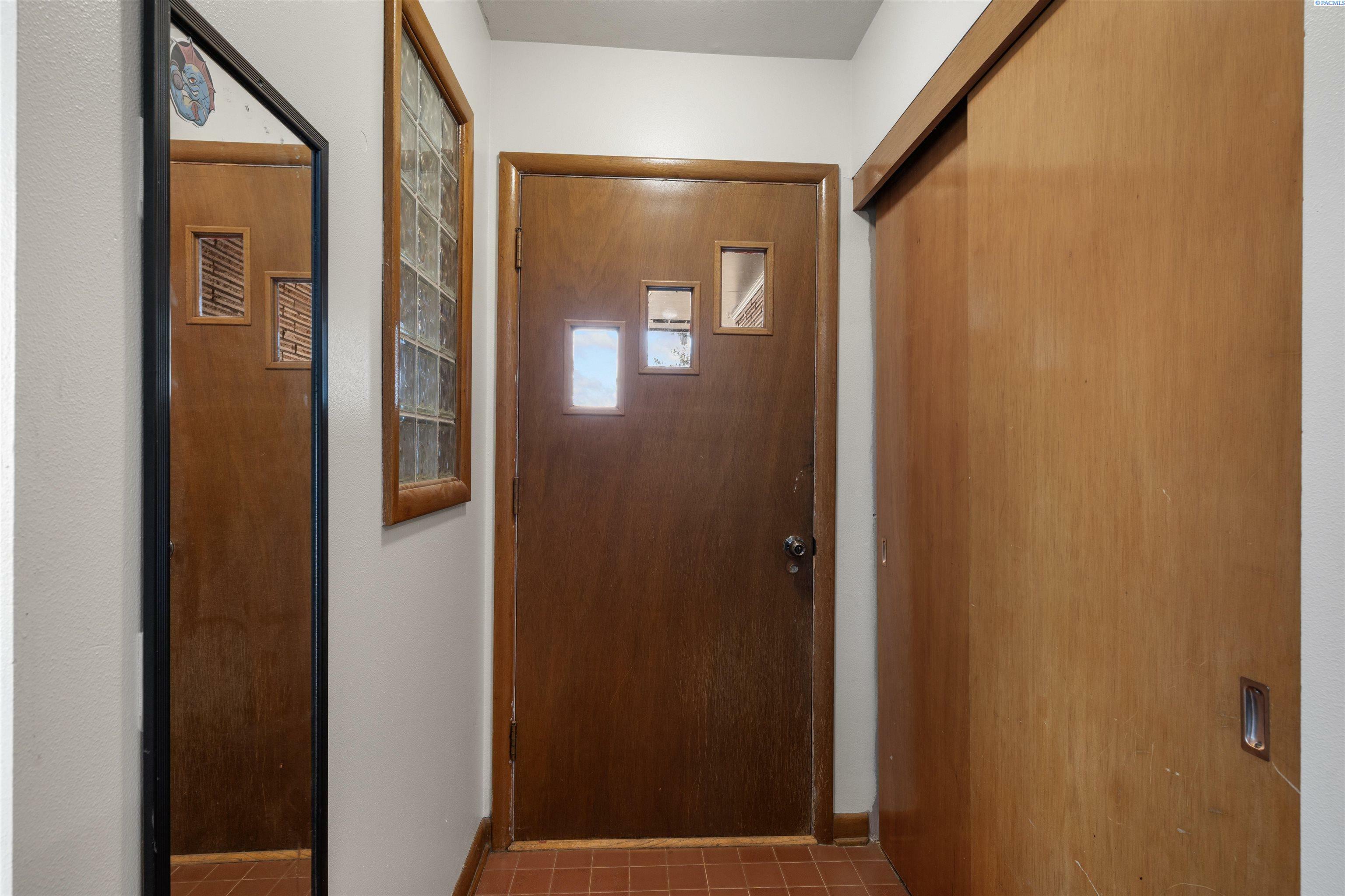 Property Photo:  312 E Thorn St  WA 99111 